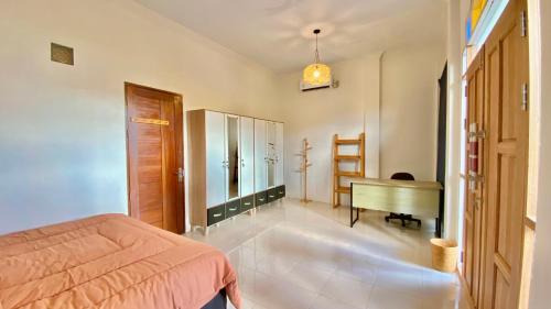 Кровать или кровати в номере Rooftop Suites Pusat Kota Pontianak