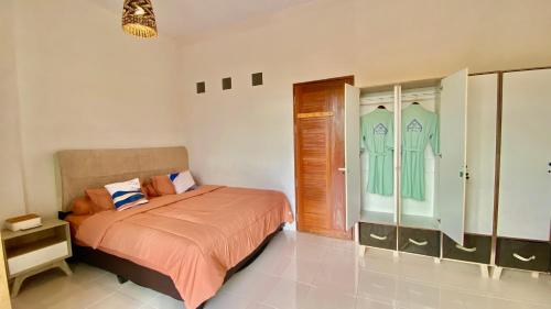 Кровать или кровати в номере Rooftop Suites Pusat Kota Pontianak