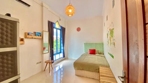 Кровать или кровати в номере Rooftop Suites Pusat Kota Pontianak