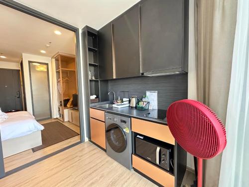 a kitchen with a washing machine in a room at Edge centarl pattaya luxury sea view in Ban Khok Kham