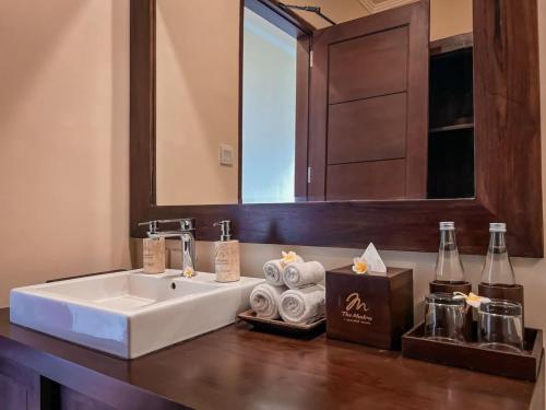Příslušenství pro přípravu čaje a kávy v ubytování The Mudru Resort by Pramana Villas