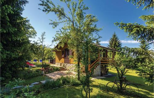 Κήπος έξω από το Two-Bedroom Holiday Home In Trosmarija