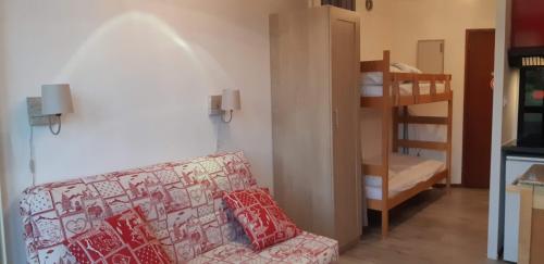 a living room with a couch and a bunk bed at Studio aux pieds des pistes in Villard-de-Lans