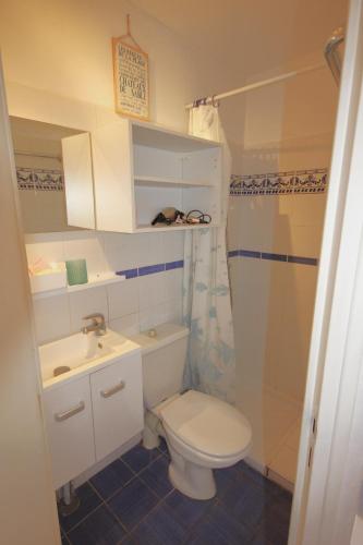 une salle de bain avec toilettes et lavabo dans l'établissement Treille 3 3ème étage, à Collioure