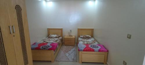 two twin beds in a room with at Dar Assalam in Oualidia