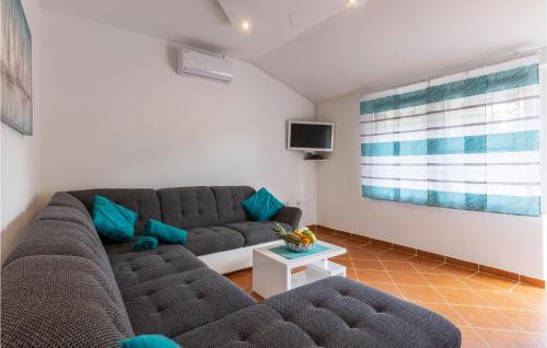 a living room with a couch and a tv at Amazing Apartment In Pavicini With Wifi in Pavicini