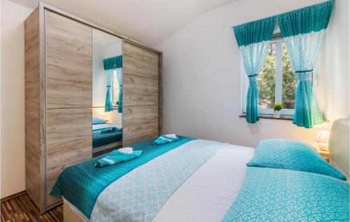 a bedroom with a bed and a large mirror at Amazing Apartment In Pavicini With Wifi in Pavicini