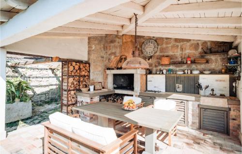 Η κουζίνα ή μικρή κουζίνα στο Amazing Apartment In Gruda