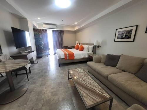 Ruang duduk di Sheryll Escapes - 1109, Phase 2 La Grande, breezy, hotel amenities!