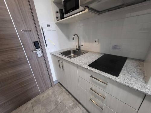 Dapur atau dapur kecil di Sheryll Escapes - 1109, Phase 2 La Grande, breezy, hotel amenities!
