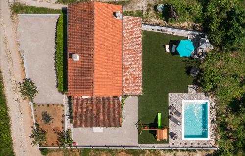 an overhead view of a brick building with a swimming pool at Gorgeous Home In Roc With Wifi in Roč