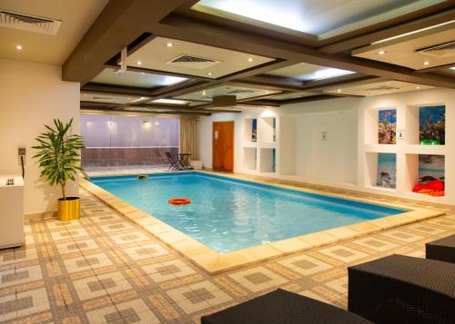 The swimming pool at or close to Al Liwan Residence