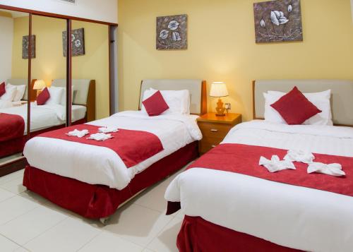 A bed or beds in a room at Al Liwan Residence