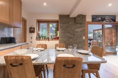- une cuisine avec une table, des chaises et un comptoir dans l'établissement Grand Paradis, à Chamonix-Mont-Blanc