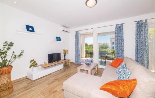 ein Wohnzimmer mit Couch und Fernseher in der Unterkunft Two-Bedroom Holiday Home In Kastel Novi in Kaštela