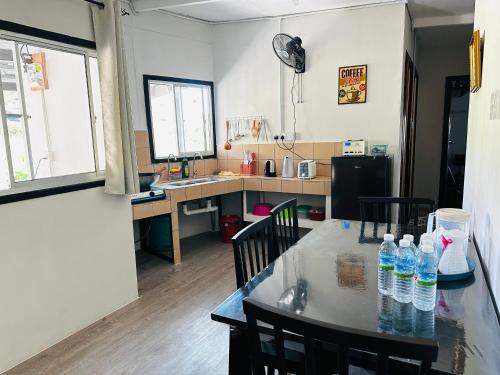 Kuchyň nebo kuchyňský kout v ubytování AmanCin by Aman homestay