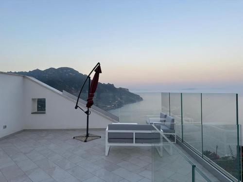 un balcone con vista sull'oceano e un telescopio di Chez Moira apartment with seaview a Ravello