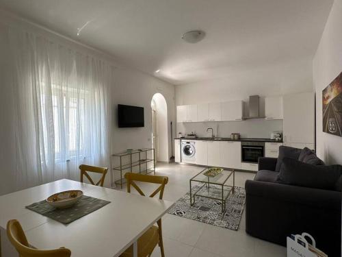 una cucina e un soggiorno con un tavolo e un divano di Chez Moira apartment with seaview a Ravello