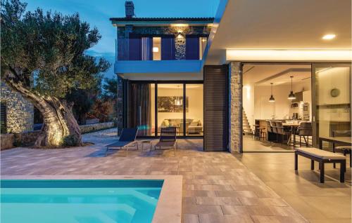 Hồ bơi trong/gần 4 Bedroom Nice Home In Lun