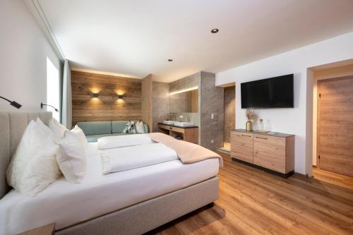 Postel nebo postele na pokoji v ubytování Hotel Gasthof Brüggler