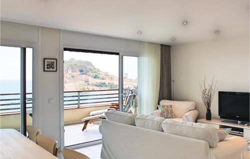 un salon avec un canapé et une télévision dans l'établissement Cozy Apartment In Tossa De Mar, à Tossa de Mar