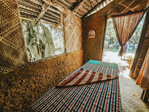 a bed in a room with a window at Villa Senu in Hiriketiya