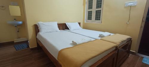 Postel nebo postele na pokoji v ubytování Vijay Home Stay