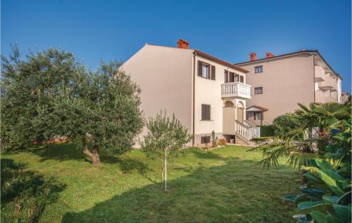 Three-Bedroom Apartment In Peroj