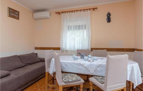 un soggiorno con un tavolo e un divano di Holiday Apartment Betiga 04 a Barbariga