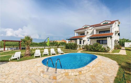 Bazén v ubytovaní Three-Bedroom Apartment In Privlaka alebo v jeho blízkosti