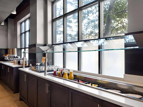 Kuchyň nebo kuchyňský kout v ubytování Hilton Garden Inn Bloomington