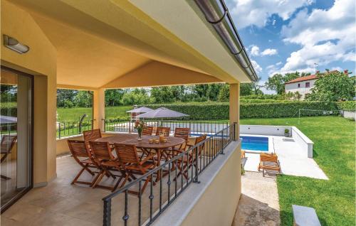 Bazén v ubytování Four-Bedroom Holiday Home In Pazin nebo v jeho okolí