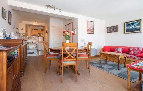 une cuisine et un salon avec une table et des chaises dans l'établissement 1 Bedroom Awesome Apartment In Royan, à Royan