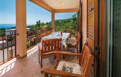 Un patio con una mesa y sillas en un balcón. en Holiday Home Crni Vi, en Drenje
