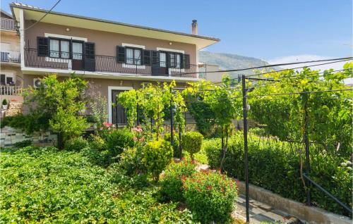 Κήπος έξω από το Three-Bedroom Apartment In Srinjine