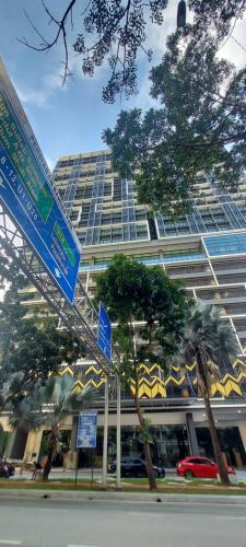 un grand bâtiment avec des panneaux bleus devant lui dans l'établissement Shahdila Alinea parking level 2, à Shah Alam