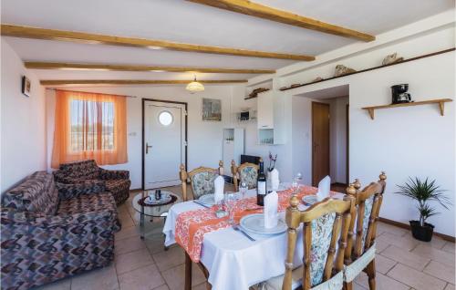 Posedenie v ubytovaní 2 Bedroom Amazing Home In Vodnjan