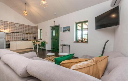 Televízia a/alebo spoločenská miestnosť v ubytovaní 3 Bedroom Cozy Home In Sukosan