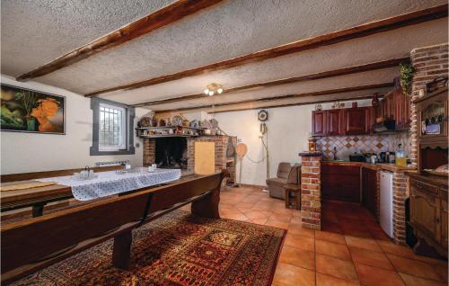 Kuchyňa alebo kuchynka v ubytovaní 2 Bedroom Cozy Home In Sv,lovrec