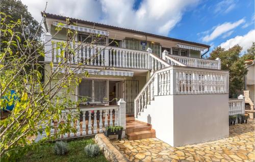 Lovely Apartment In Pavicini With Wifi