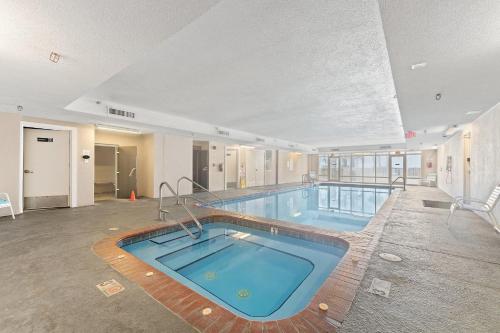 Kolam renang di atau dekat dengan Regency Isle Penthouse 1106