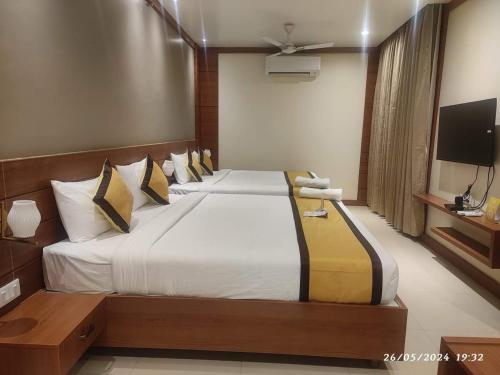 Ένα ή περισσότερα κρεβάτια σε δωμάτιο στο RS Regal Inn-Deoghar