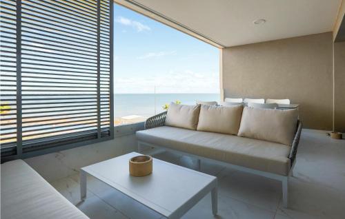 ein Wohnzimmer mit Couch und großem Fenster in der Unterkunft Amazing Apartment - Torrevieja in Torrevieja