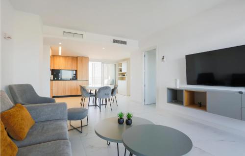 ein Wohnzimmer mit einer Couch, einem Fernseher und einem Tisch in der Unterkunft Amazing Apartment - Torrevieja in Torrevieja