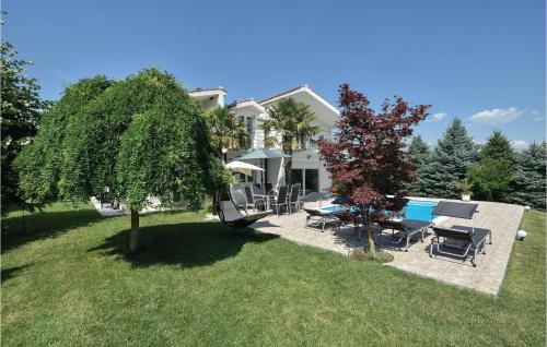 Taman di luar Two-Bedroom Holiday Home In Sinj