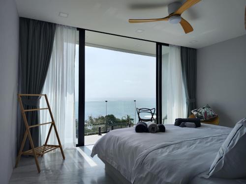 Haad TianVilla Vista, piscine privée à débordement vue mer !的一间带床和大窗户的卧室
