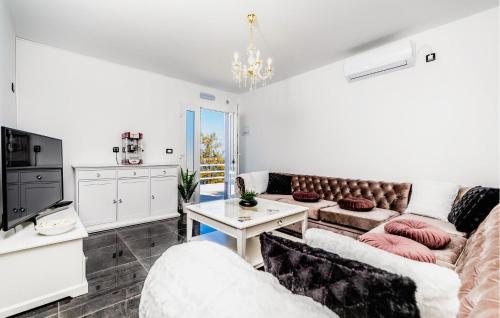 プリグラディサにあるHoliday Home Blato Prigradicaのソファとテレビのあるリビングルーム