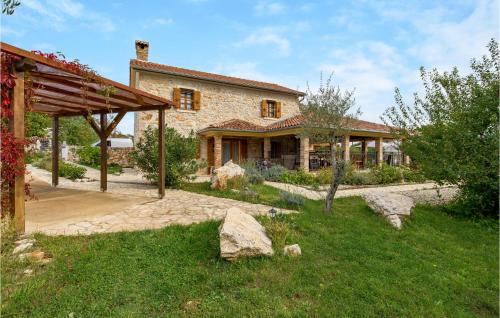 Zahrada ubytování Cozy Home In Kras With Wifi