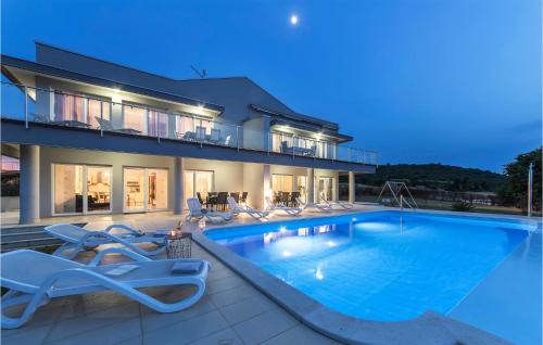 Gorgeous Apartment In Banjole