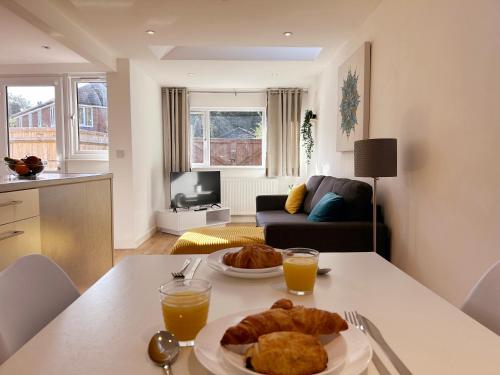 a living room with a table with a plate of food at Stylish 1 Bedroom Flat with Parking in Oxford in Oxford